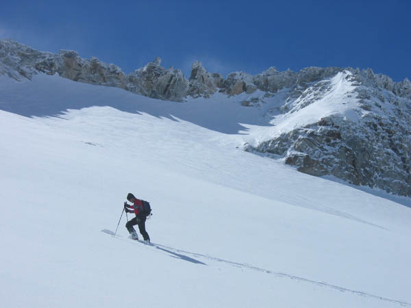 col des berches : stéph faisant la trace sous le col des Berches