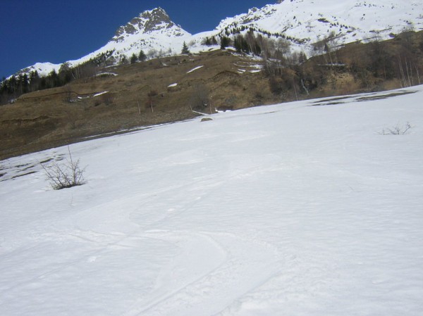 La derniere bande de neige : qui permet de descendre à 1450 m à 500 m parking (faut juste déchausser sur 50 m au-dessus)