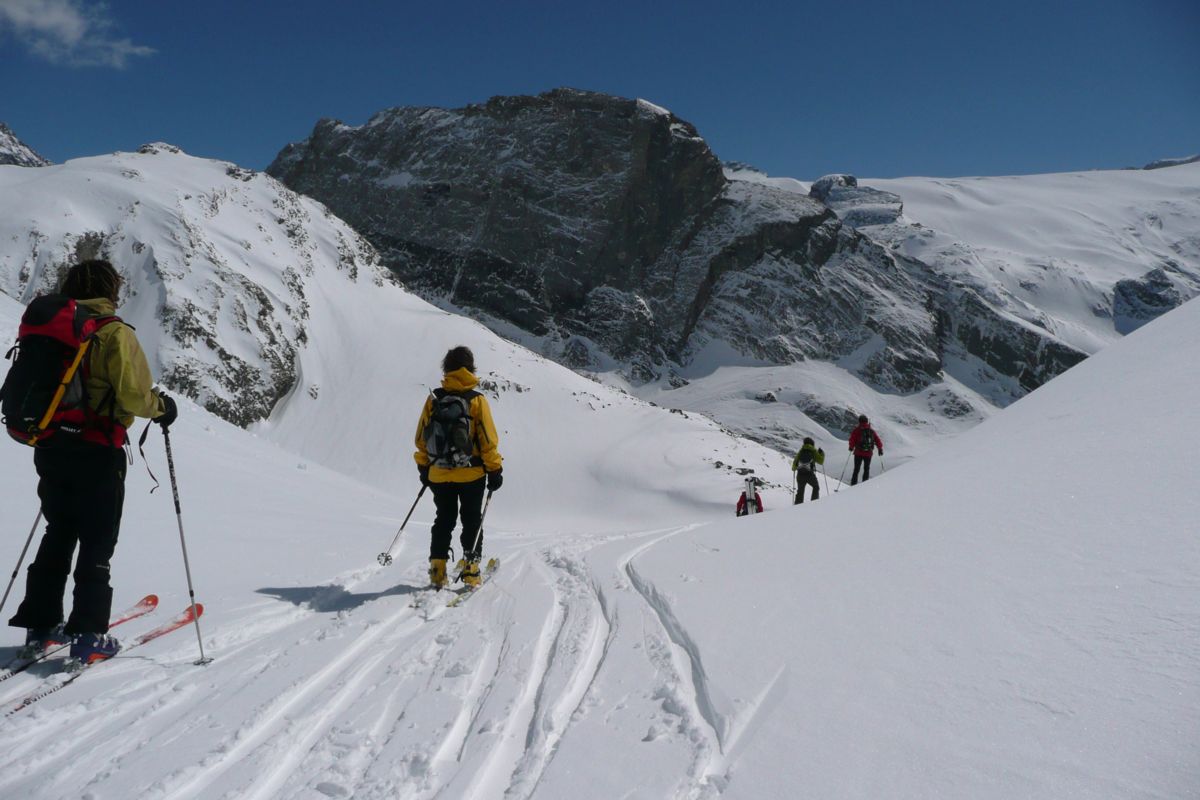Vers le chalet des Gardes : Le groupe devant l'Aiguille de la Vanoise