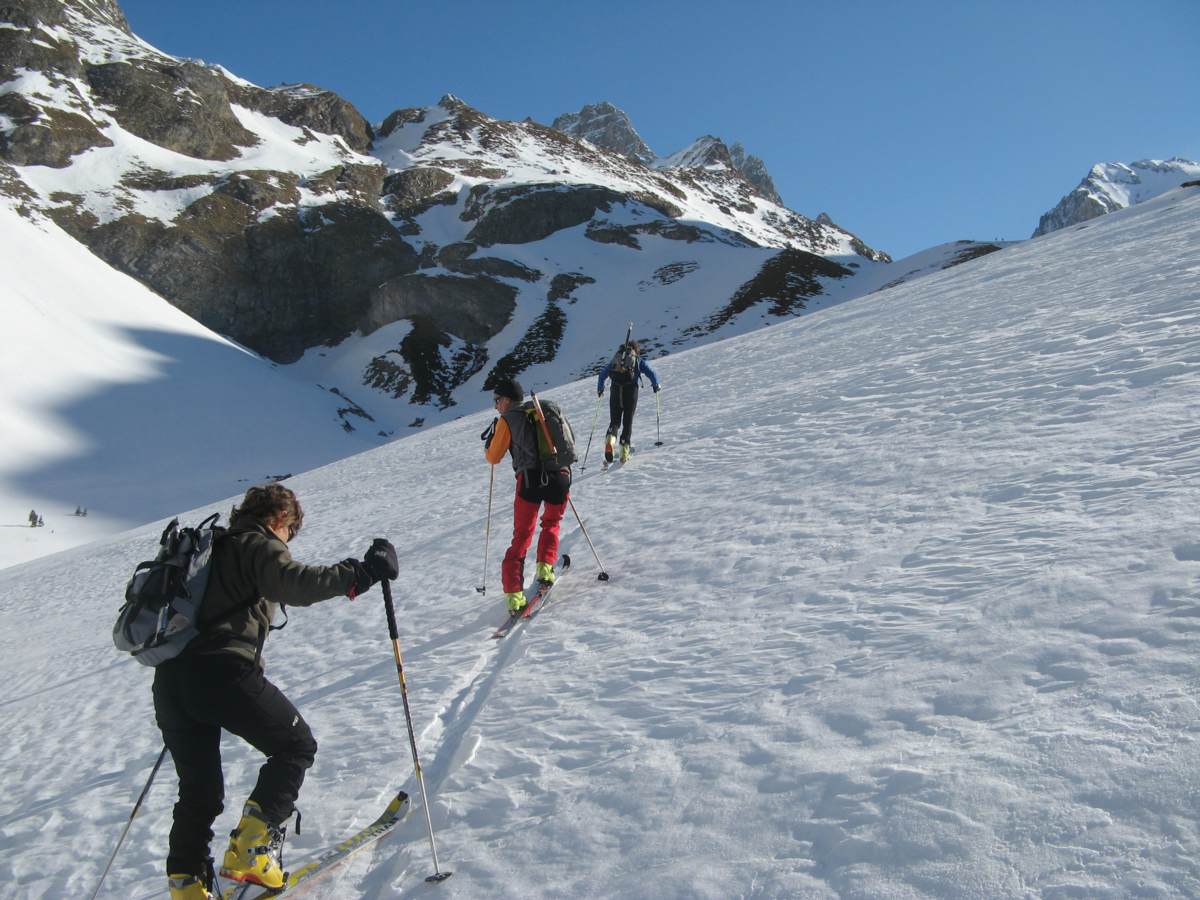 Direction le lac des Vaches : Neige froide soufflée dés le départ : nous décidons d'aller visiter une pente sud...