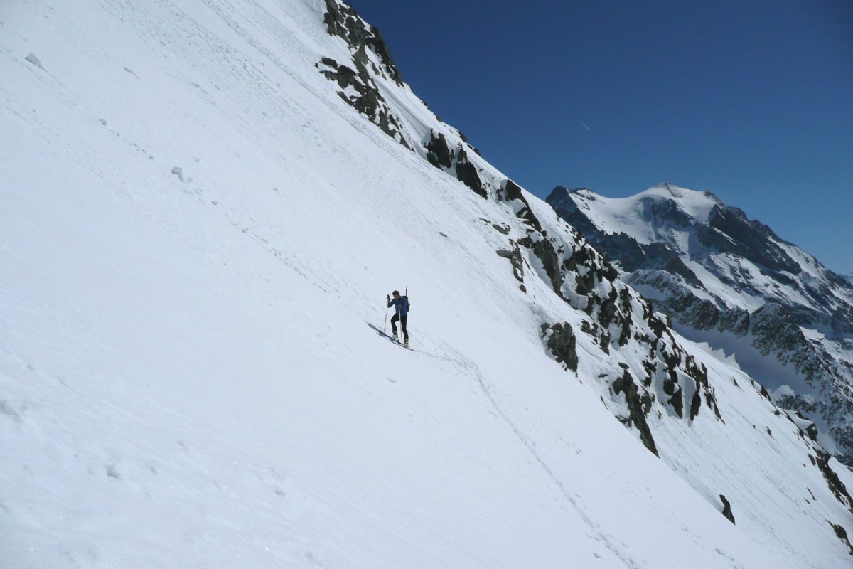 montée skis aux pieds : Les 3/4 du couloir se remontent à ski