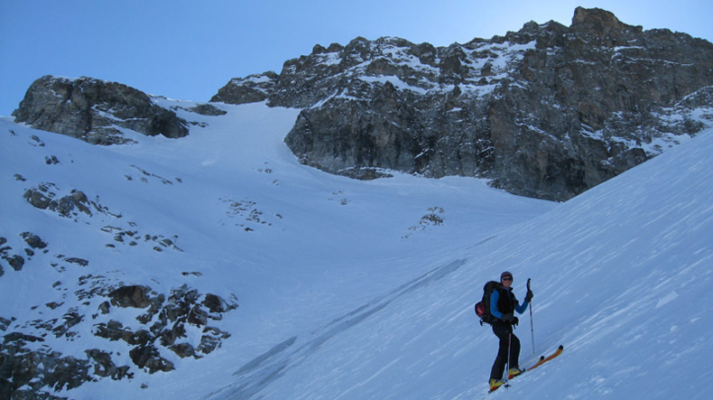 Pointe de la Muande : On navigue au milieu de la glace, le sommet skiable en haut à gauche