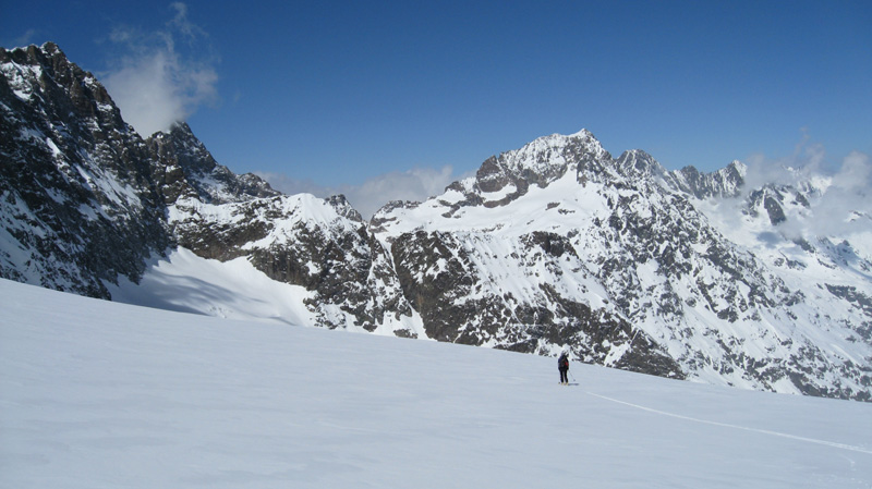 Solitude : On suit tranquilement le haut du glacier de la Muande, à gauche toute !!