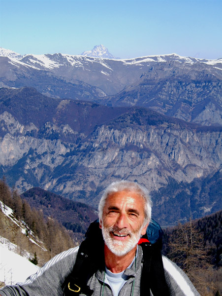Gorgia Cagna : Au cour de la montée mon ami J.P. sur fond de Val de l'Arma et Viso.
