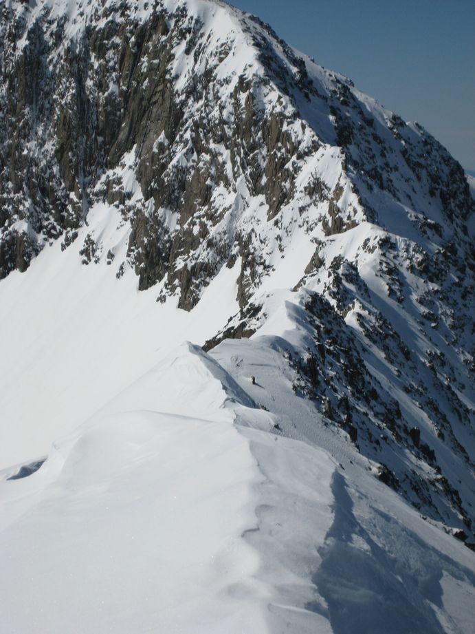 Vue arête : Merci cette petite arête quand ce n'est pas plaqué ! Le petit couloir est entre le dôme de neige au soleil et la 2ème zone d'ombre en descendant l'arête