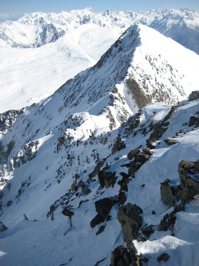 Ambiance alpi facile : On descend côté Ouest pour aller chercher le petit couloir