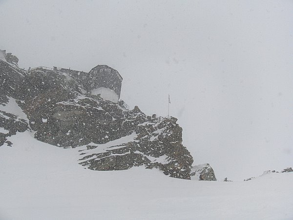 Col Bertol et la cabane : Le col Bertol sous la neige et la cabane sur son éperon rocheux