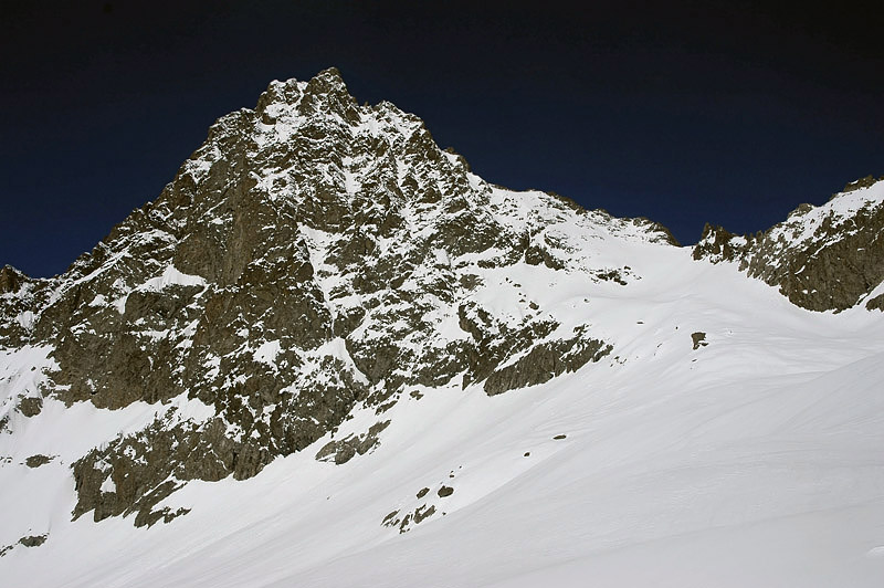 Col de Burlan : A droite, la pente d'accès au col, avec l'aiguille du Plat de la Selle, imposante.