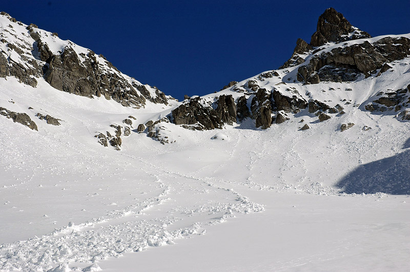 Montée au col Dalloz : Le rétrécissement avant la dernière pente. 
A droite, l'aiguille centrale du Soreiller