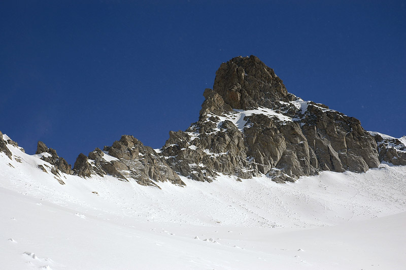Le col Dalloz : C'est la brèche la plus à gauche, avec le petit mur raide d'accès.