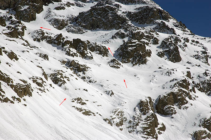 Le début de la pente : Photo prise depuis le fond du vallon, au retour.
C'est donc la vision qu'on a le matin quand on se dit "Bou Diou, ça passe où ???"