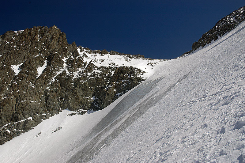 Le col bis : ... et à aller chatouiller par le dessus dans une neige très irrégulière