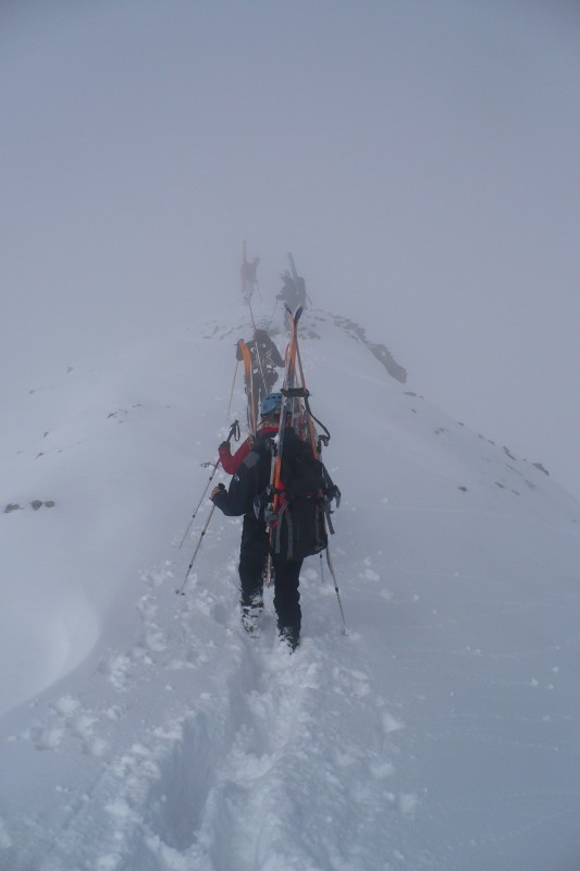 Arête : Sur l'arête au dessus du refuge du Thabor. Ski sur le sac.