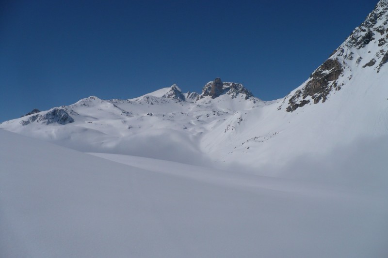 Vue sur le Mont Thabor : En direction du refuge du Thabor (2505m) et du Mont Thabor (3178m) ainsi que le Cheval Blanc (3020m).