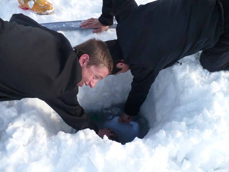 L'eau pour le refuge : L'eau à aller chercher dans un lac au dessus du refuge, car le refuge n'est pas alimenté en eau l'hiver.