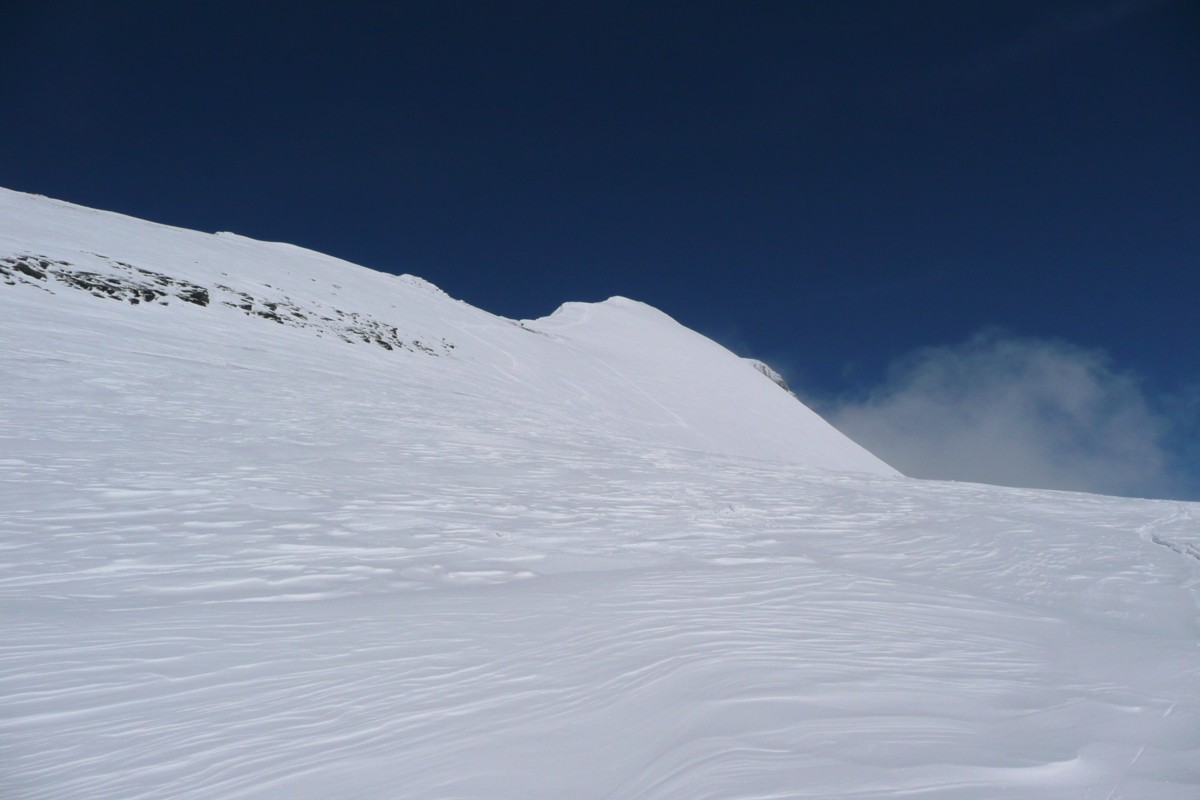 Le sommet à portée de main : Froid très vif et horaire tardif. Ce sera le but