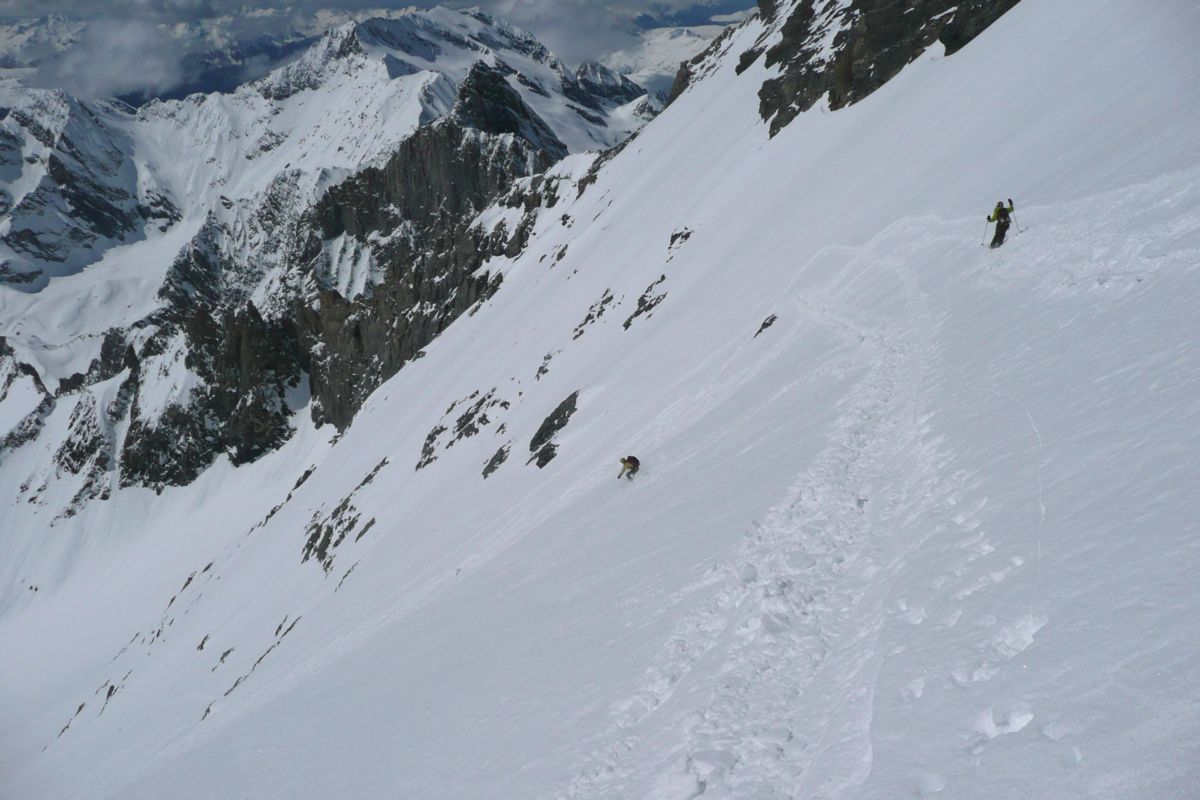 Sommet des Grands Couloirs : Rainier sans appréhension dans cette excellente poudre