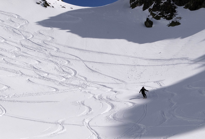 Yannick entre ombre et lumière : Yannick se fait plaisir sous le col de l'Aigleton.
