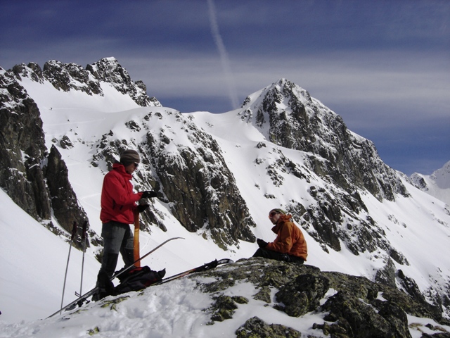 Col de l'Aigleton : Petit pose au col avant de se faire plaisir dans la poudreuse.