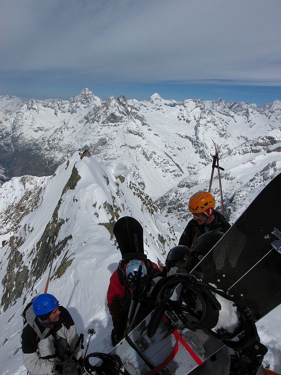 Flambeau des Ecrins : Du monde au sommet du couloir, vue dégagée sur l'Oisans.