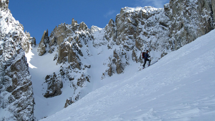 Col du Flambeau : Pedro à la trace dans le cône d'accès au couloir