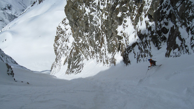 Milieu du couloir : Rive droite purgée, rive gauche en grosse poudre. Pedro choisit de carver sur la zone lissée