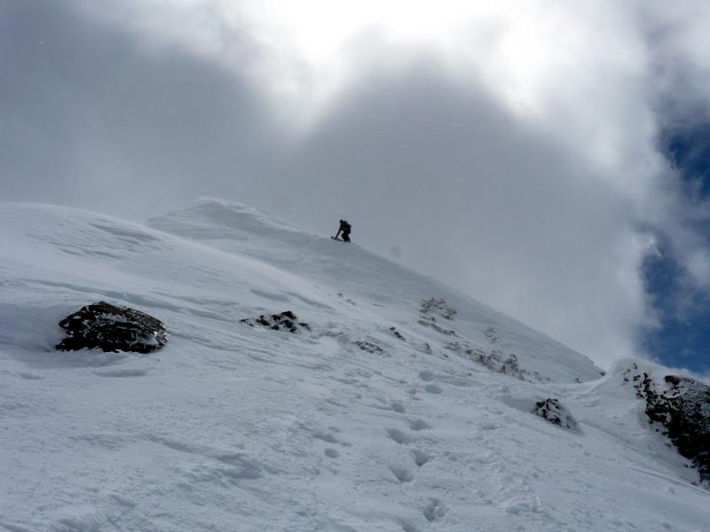 Tête à l'Âne : Départ du sommet. Grosses corniches à gauche obligeant à skier entre les cailloux.