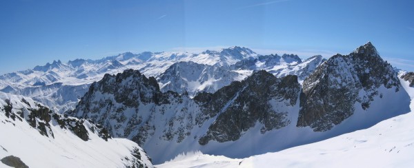 Ecrins : Panorama du Charmet de l'aiguille. De droite à gauche : Puis Gris, glacier du mont de lans, la meije, aiguilles d'Arves et les autres...