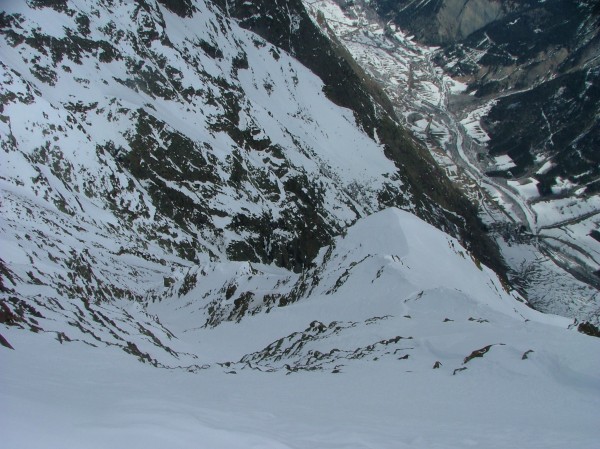 couloir NE de la Rosière : Vue plongeante dans le couloir et sur la vallée de la Malsanne 1700m plus bas.