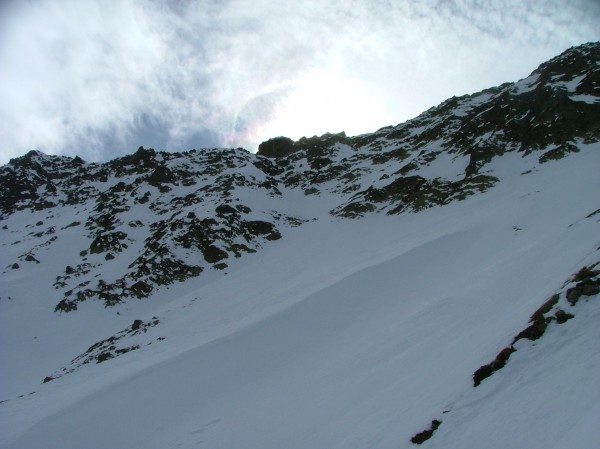 col de la Baisse, E : Ca passe en visant le rocher du milieu , faut y croire