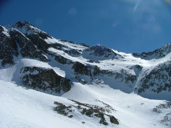 facette NW de la Rosière : la facette est peu enneigée, montée par le couloir de droite.