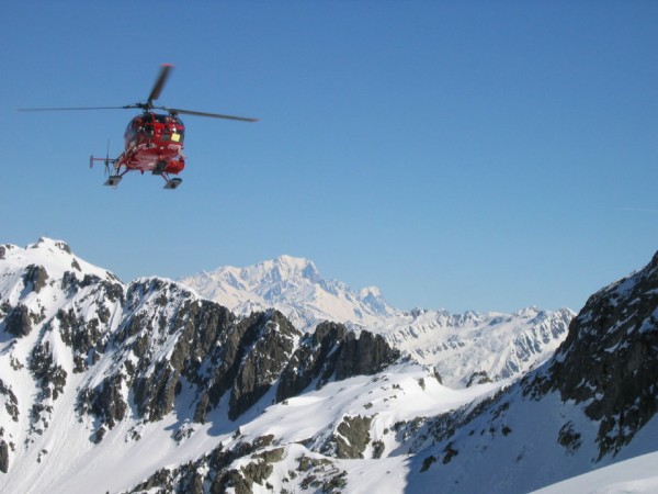 Alouette des secours : L'Alouette de la sécurité civile sur fond de Mont Blanc. Et encore merci Messieurs du PGHM !
