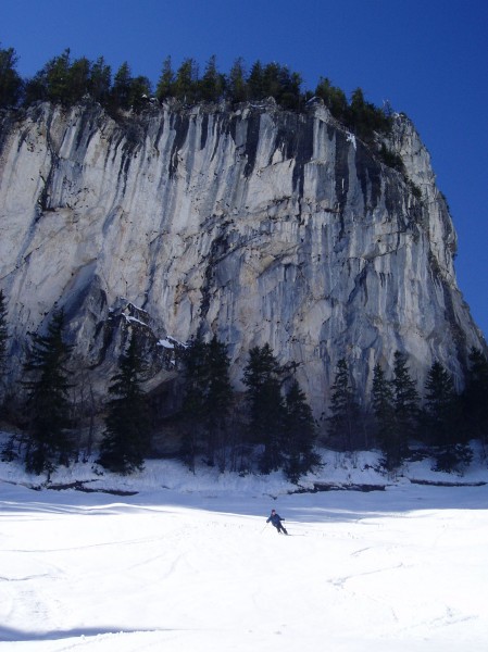 Descente de Maubouchet : Vaste champs de neige où on se laisse aller à skier en grandes courbes aprés les virages étroits en forêt...