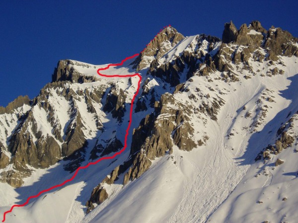 Partie supérieure de la rando : Le couloir conseillé est celui à droite à l'aplomb du sommet