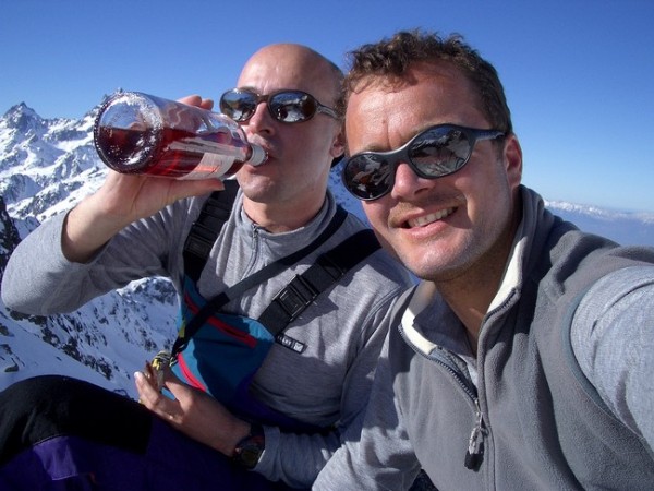 Au Col : Il est 9 heures, mais la chaleur estivale nous inspire une bonne bouteille de rosé! Allez hop!