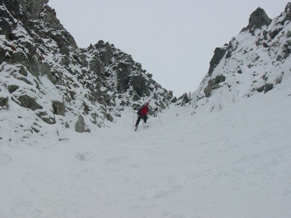 Moms enquille dans le Vallorin : Moms enquille ses premiers virages sur le haut du couloir ... Que c'est bon ! ;)