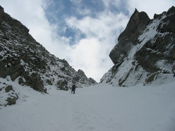 Montée des Vallorins : Moms en crampons dans la montée, avec 10cm de poudre un peu humide mais cela s'annonce bien pour la descente.