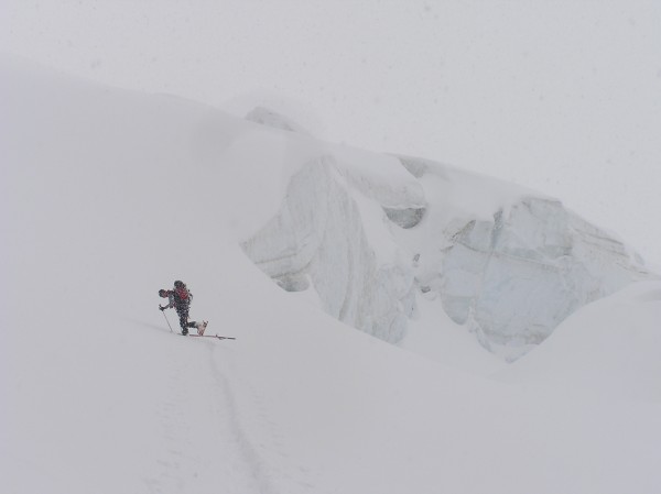 Glacier du Tabuchet : Moms fait la trace et la neige qui tombe ne l'aide pas vraiment