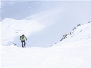 montée sous roche noire : avant l'arrivée au col coté 2989m vent fort et conversions obligatoires on les a pas comptées ouf