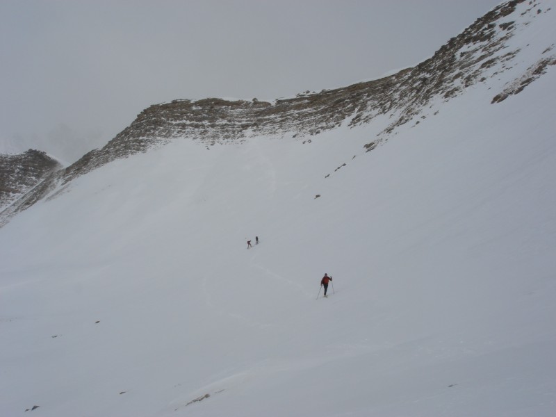 Descente après le point 2551 : de manière à rejoindre le vallon du Grand Clausis. Les collègues sont passés dans les rochers, pour ma part j'ai emprunté la petit couloir qu'on devine à gauche, pas la meilleure idée de la semaine (neige non stabilisée