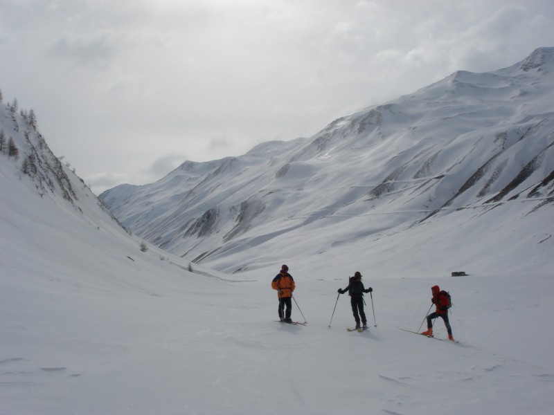 Clausis et Parpaillon : c'est la fin des festivités, après la belle pente en neige dure qu'on devine à gauche. 

on voit la route du Parpaillon au fond.