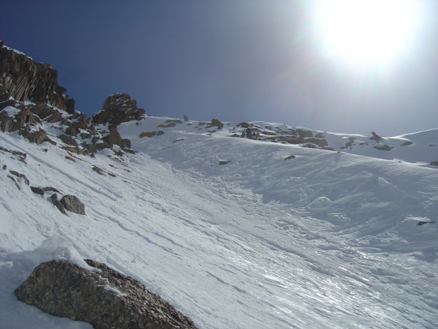 Le haut : Pas large la bande de neige...