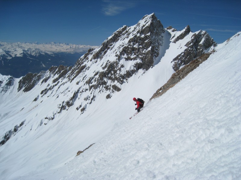 Leisette : Justin en rive droite sur fond de Roignais.