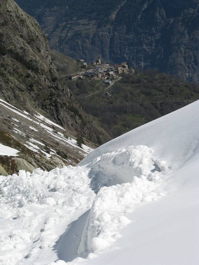 Coulée d'avalanche : Une des coulées d'avalanche de fonte dans la combe du Rochail