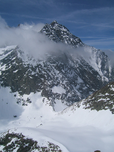 Barbis : De la cime de Rocca Barbis vue sur le Col de Chiapous dominé par Monte Stella et dans les nuages apparessent L'Argentera N. et S.