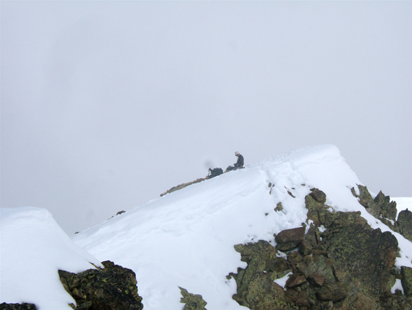 Barbis : Gérard, dans la brume, se ravitaille avant la descente.