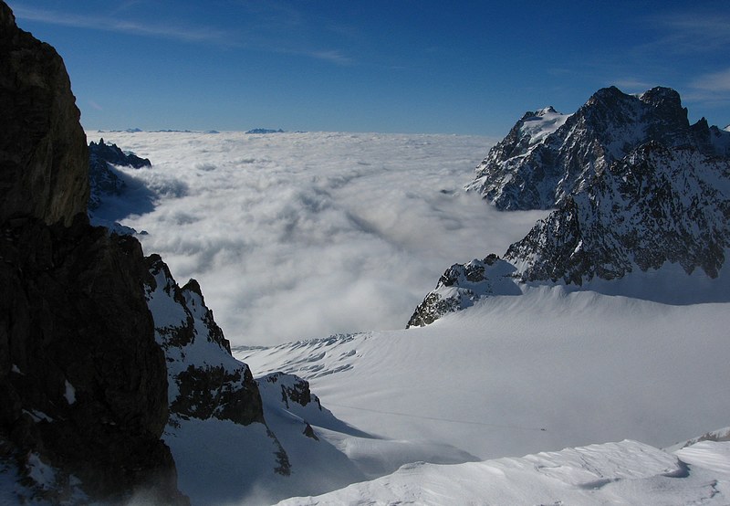Glacier Blanc : Mer de nuages sur les Hautes-Alpes, mais le Pelvoux s'en fout.