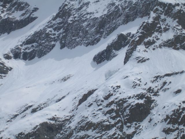 col de Roche Faurio : les 2 skieurs dans le bas de la "bonne " partie du couloir N