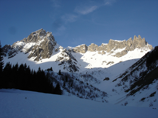 Vallon La Balme : GR Tour du Mont Blanc en fond de vallon
Neige tassée et dure permettant de chausser à basse altitude