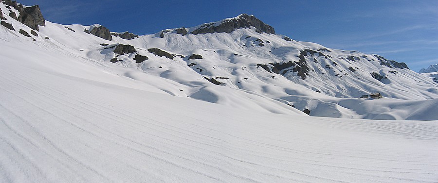 Tête de Moëde : Col d'Anterne à gauche, Tête de Moëde au centre et refuge du col d'Anterne.